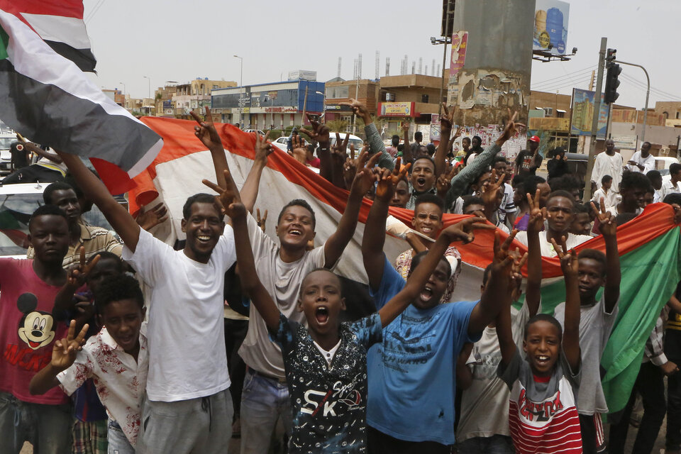 Ayer hubo fiesta en las calles de Jartum y de Omdurman, festejando la transición. (Fuente: AFP)