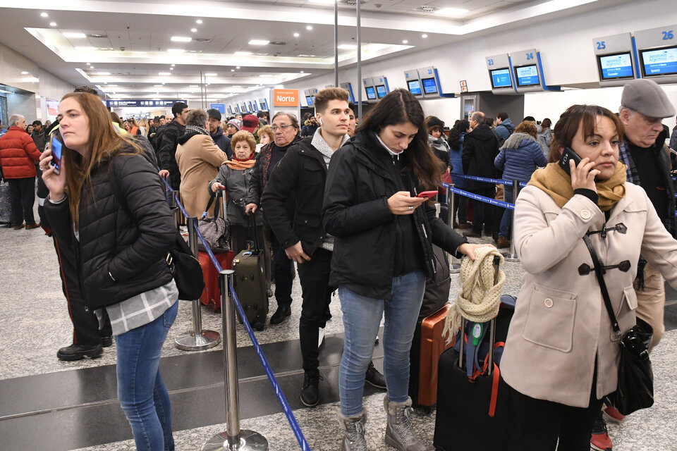 Alrededor de 5000 pasajeros se vieron afectados por las asambleas convocadas por APLA en Aeroparque y Ezeiza. (Fuente: Télam)
