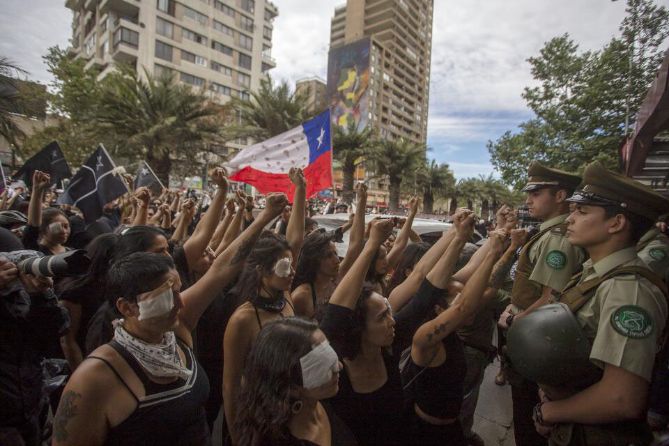 "Mujeres de luto" y una de las movilizaciones masivas en noviembre al Palacio de la Moneda.  (Fuente: AFP)