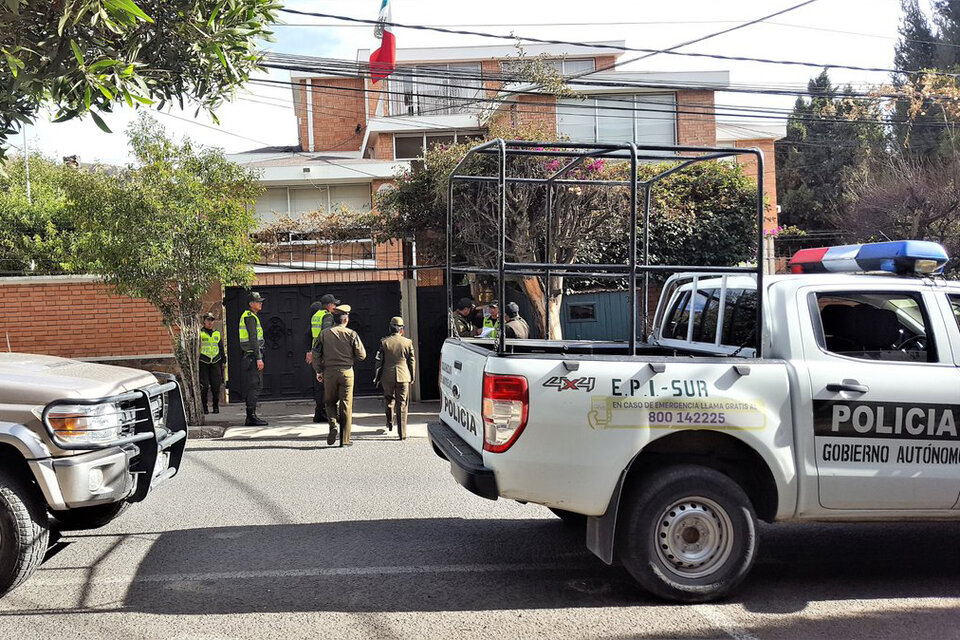 México dio asilo a exministros de Bolivia en su embajada y en la residencia del embajador en La Paz.