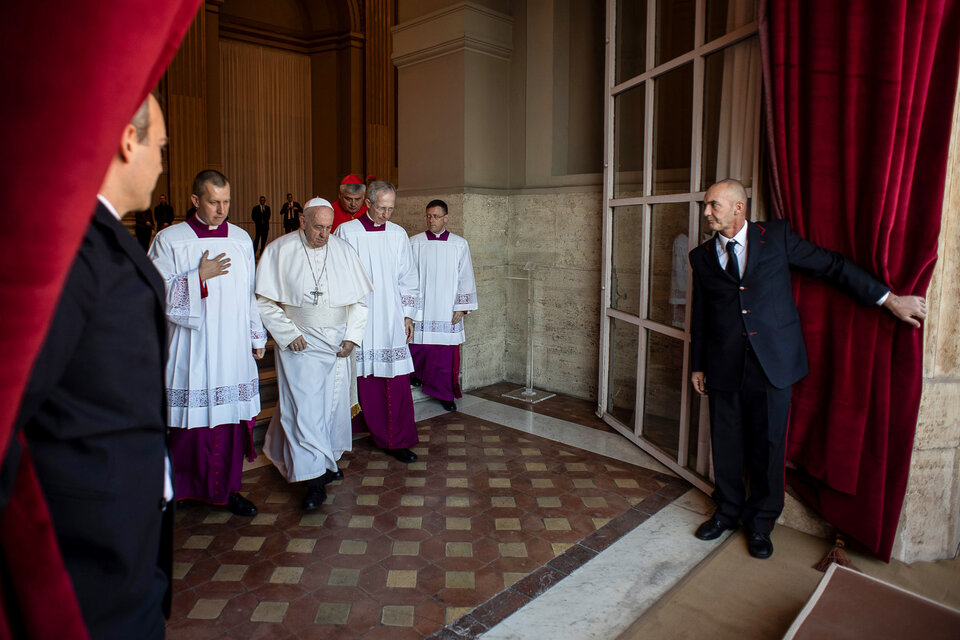 El papa llega al balcón de la basílica para dar su mensaje navideño. (Fuente: AFP)