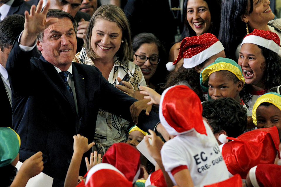 Bolsonaro con niños de una escuela pública de Brasilia en un evento navideño.