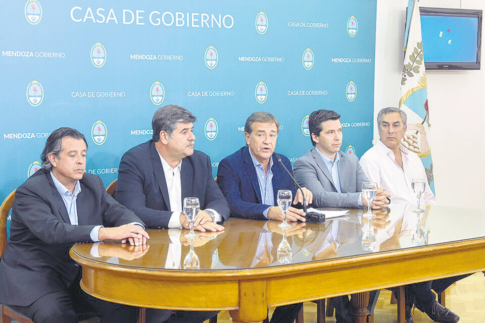 La conferencia en Mendoza en la Casa de Gobierno provincial, llamada de apuro tras las movilizaciones.