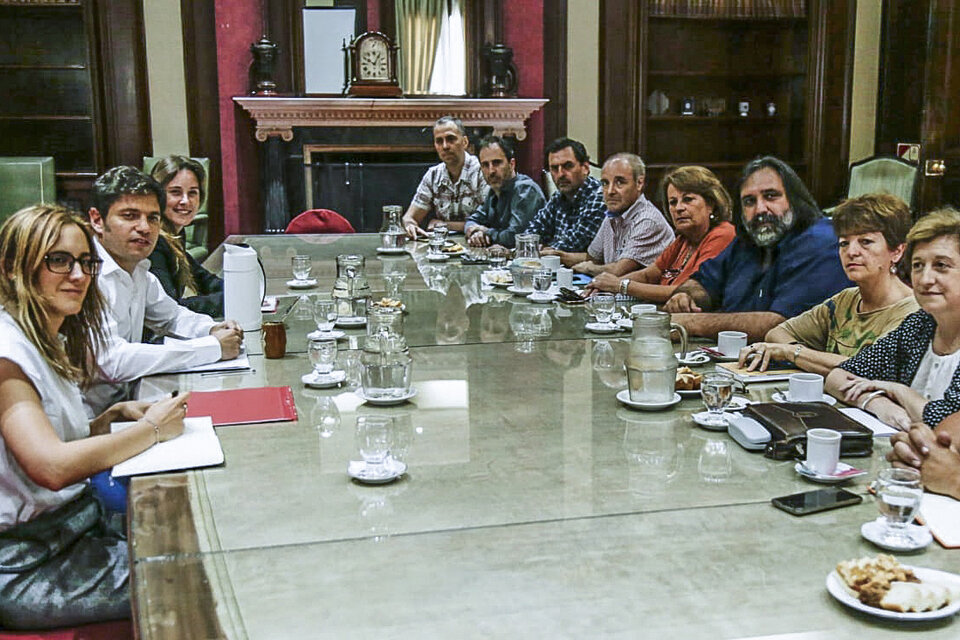 El gobernador Axel Kicillof junto a los dirigentes del Frente de Unidad Docente Bonaerense. (Fuente: NA)