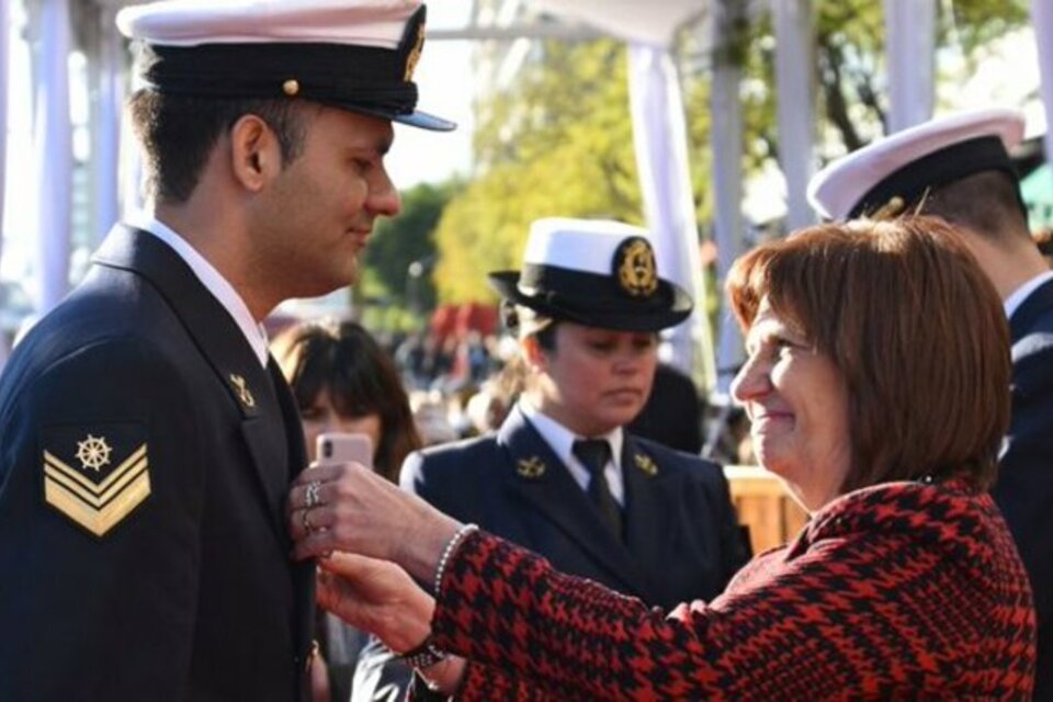 Bullrich sigue con su campaña de humanización de las fuerzas de seguridad. (Fuente: Twitter)