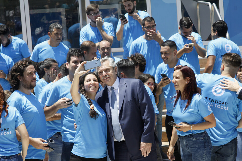 El presidente, con algunos de los 500 trabajadores que brindarán atención en los puntos seleccionados.  (Fuente: Jorge Larrosa)