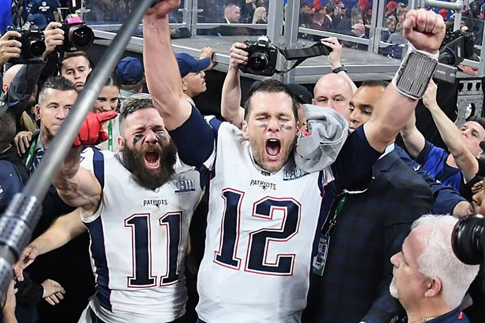 Tom Brady, junto con el receptor Julian Edelman, en el festejo del Superbowl del año pasado. (Fuente: AFP)