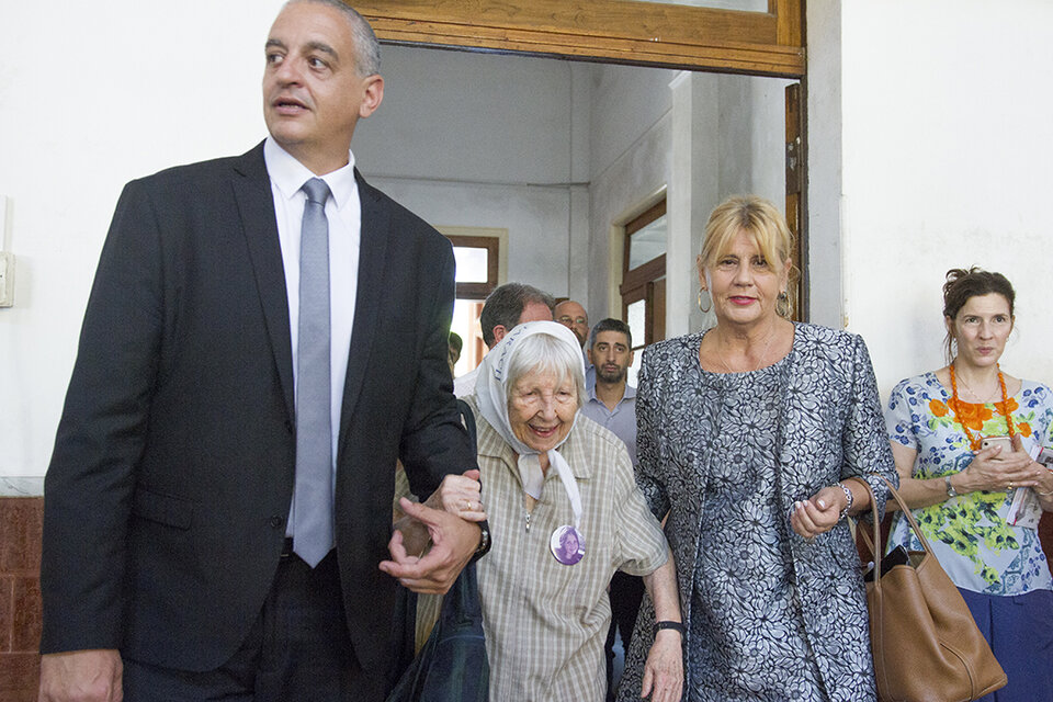 Horacio Pietragalla, la madre de Plaza de Mayo Vera Jarach y la ministra de Justicia, Marcela Losardo.