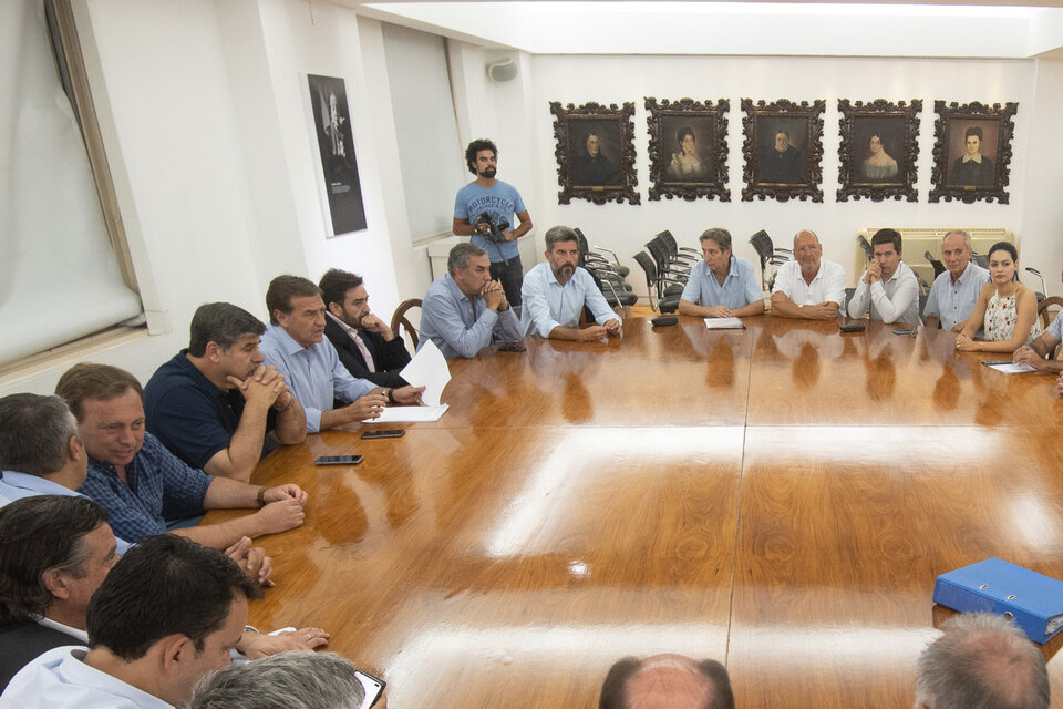 Suárez en la reunión con los intendentes. (Fuente: Gobernación de Mendoza)
