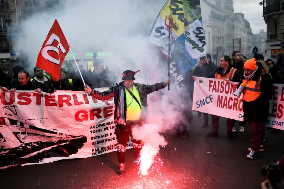 Manifestantes se congregan en París durante la protesta contra la reforma previsional. (Fuente: AFP)