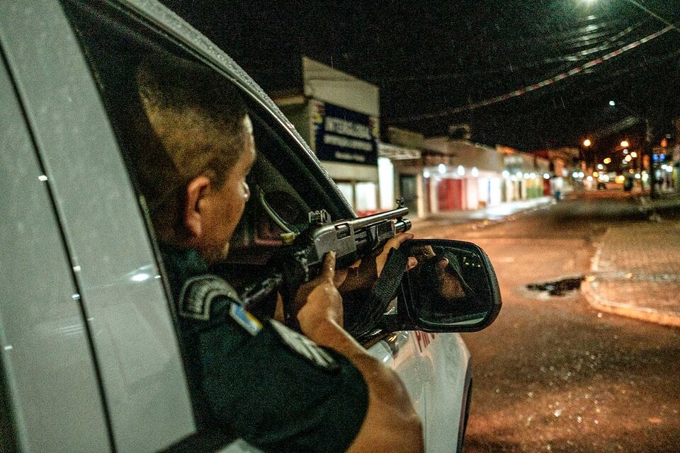 Un policía militar vigila en Pacaraima, estado de Roraima, cerca de la frontera venezolana. (Fuente: AFP)