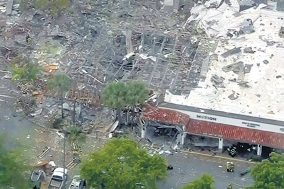 La explosión se originó en el estacionamiento del centro comercial.