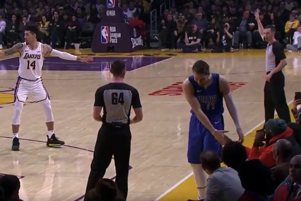 El momento del saludo de Doncic con Kobe Bryant (Fuente: Captura de TV)