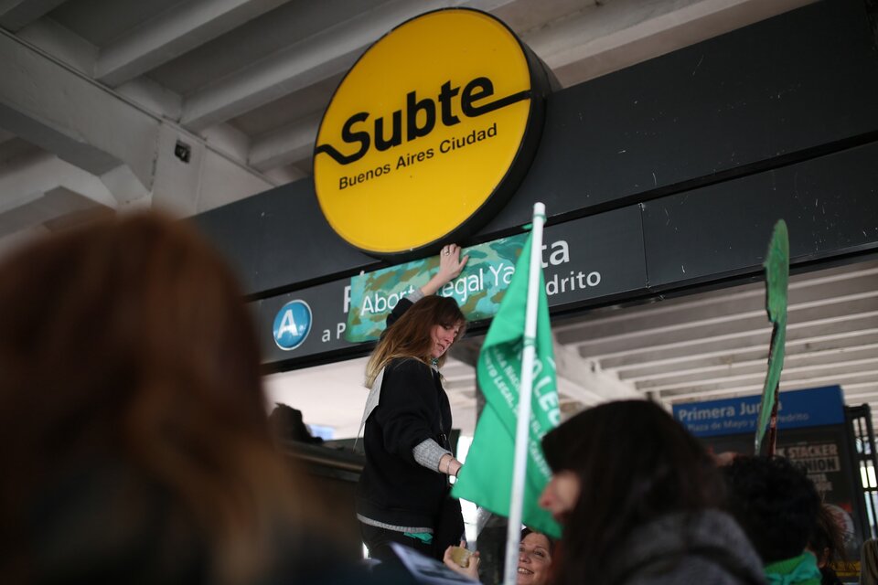 "Operación Araña", la intervención de 2018 en las seis líneas del subte, por el aborto legal, seguro y gratuito.  