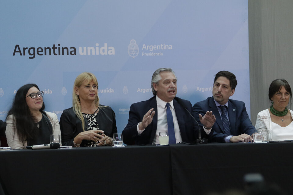 Natalia Porta López, Marcela Losardo, Alberto Fernández, Nicolás Trotta y Claudia Piñeiro. (Fuente: Bernardino Avila)
