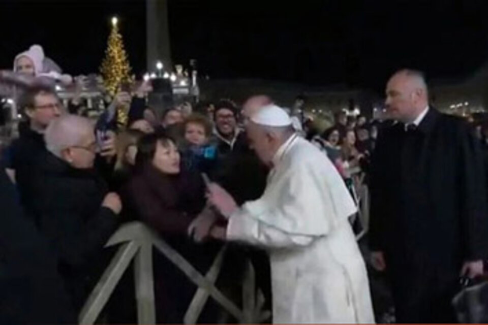 El Papa Francisco golpeó en la mano a una turista que lo agarró.