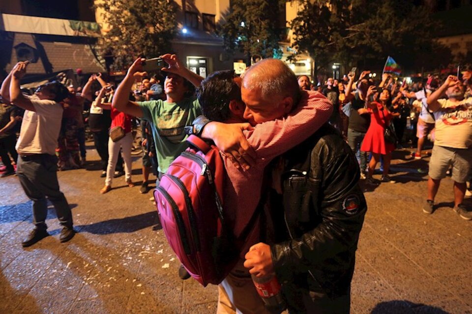 Un abrazo para festejar el fin de 2019 en Plaza Italia. (Fuente: EFE)