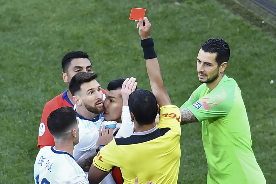 El árbitro Mario Díaz de Vivar justificó en su informe la expulsión de Lionel Messi. (Fuente: AFP)
