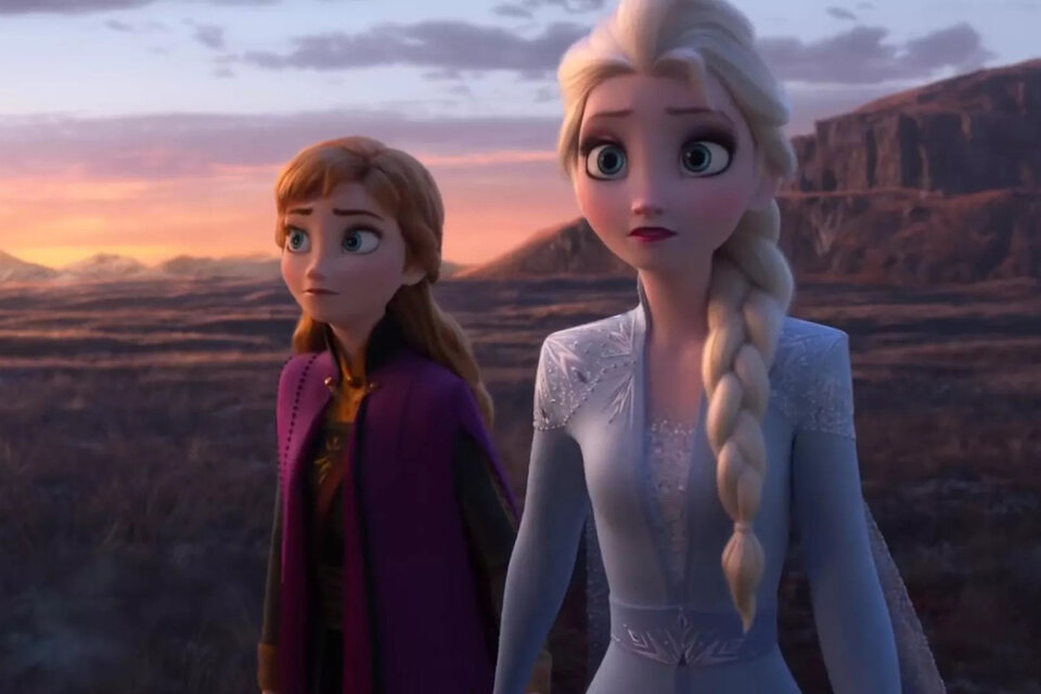 Elsa y Anna ya achicaron la distancia que las separaba durante la primera película y ahora andan por la vida felices y contentas.
