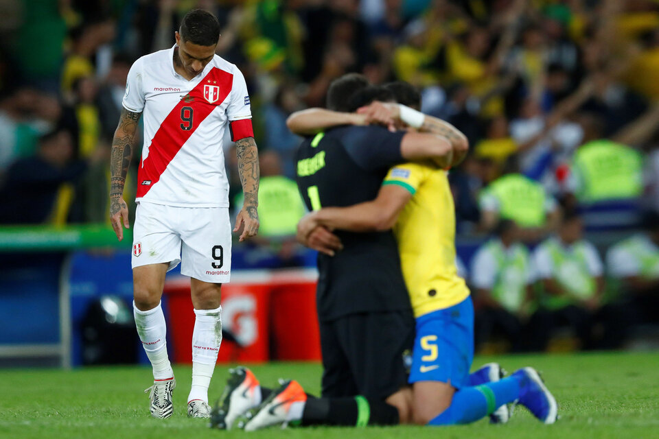 Guerrerro, derrotado. Atrás, festejo brasileño de campeón. (Fuente: AFP)