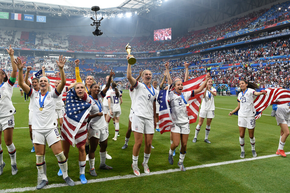 El equipo de Estados Unidos festeja el título, el cuarto en los mundiales. (Fuente: AFP)