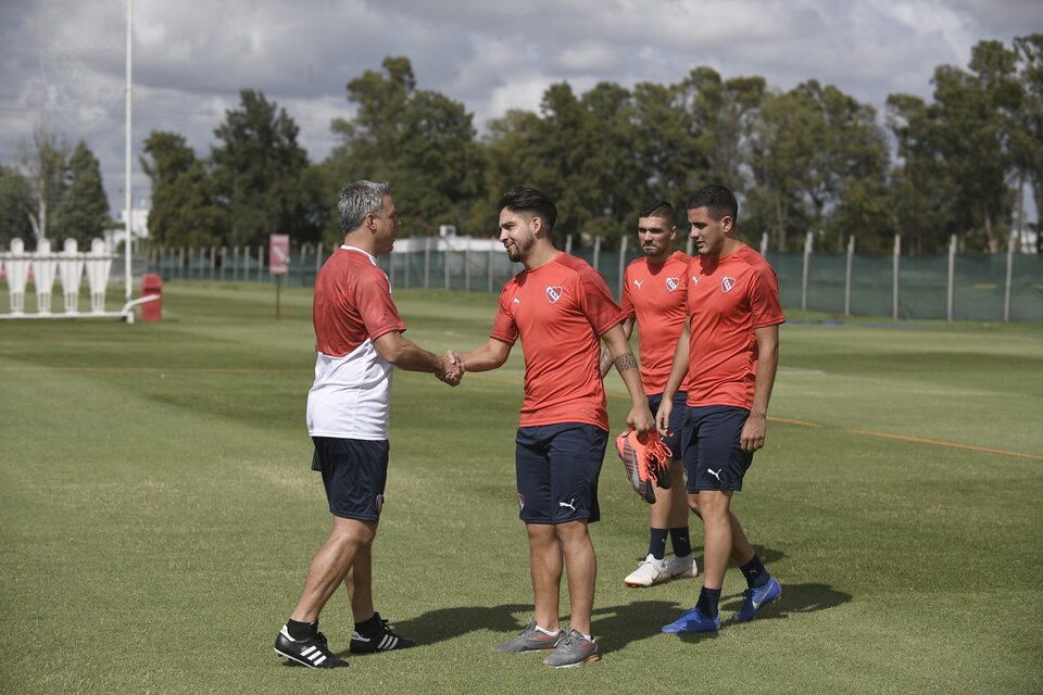 El saludo de Pusineri con Martín Benítez en el inicio de la pretemporada de Independiente. (Fuente: Prensa Independiente)