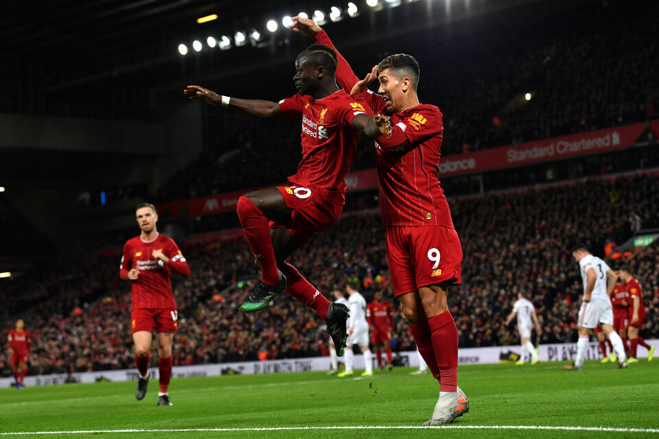 Mané festeja su gol junto al brasileño Firmino. (Fuente: AFP)