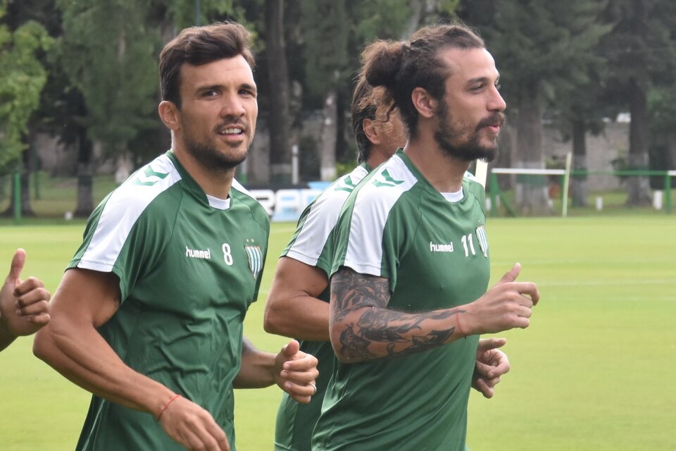 Daniel Osvaldo trota en compañía de Nicolás Bertolo durante la primera práctica. (Fuente: Prensa Banfield)
