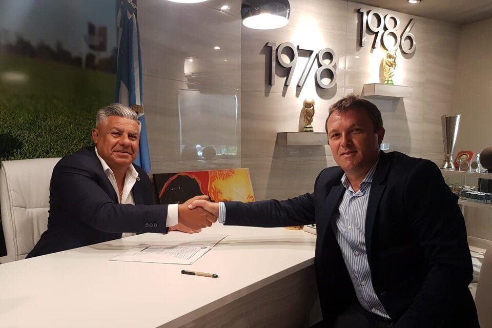 Bernardo Romeo suscribió su contrato con el presidente de la AFA, Claudio Tapia. (Fuente: Prensa AFA)