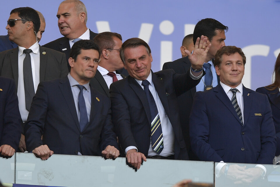 Moro, Bolsonaro y Domínguez durante el partido final de la Copa América.