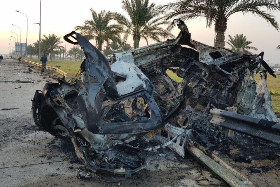 Captura de video de cómo quedó el auto en que viajaba Soleimani horas después del atentado.