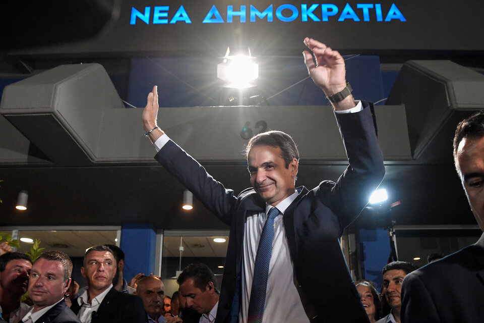  Mitsotakis, líder de Nueva Democracia, saluda a sus seguidores en Atenas después de ganar la elección. (Fuente: AFP)