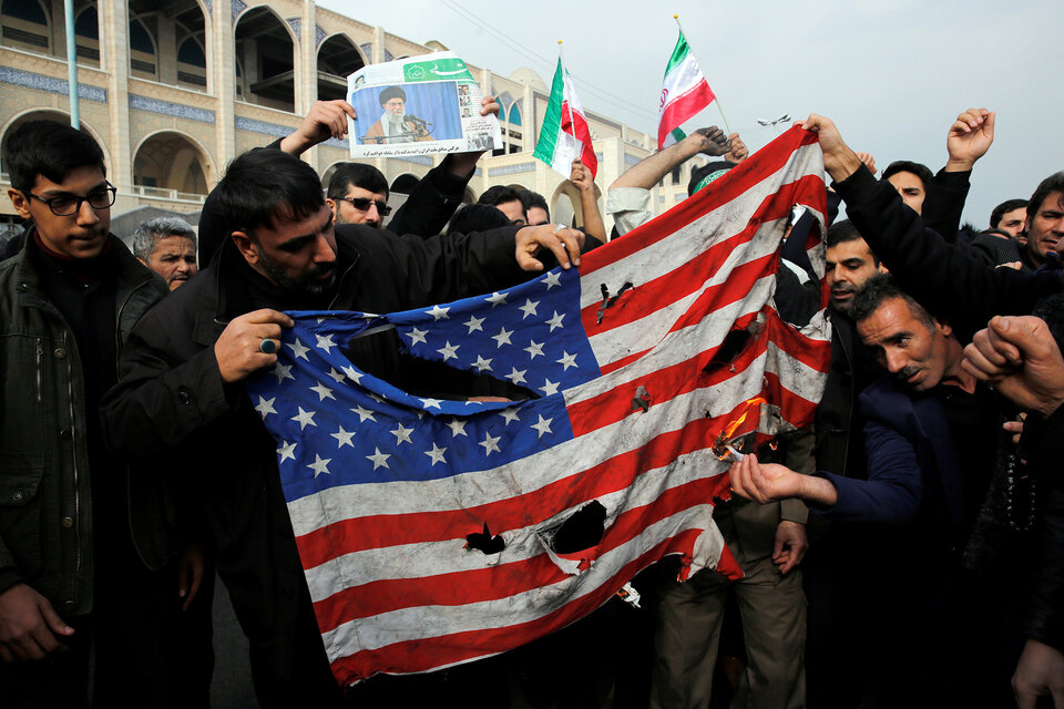 Queman una bandera de EE.UU. durante una protesta en Teherán. (Fuente: EFE)
