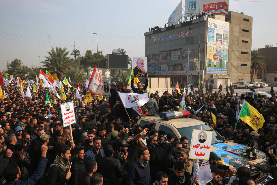 La multitud llora también la muerte de Abu Mahdi al-Muhandis, iraquí que lideraba un grupo respaldado por Irán. (Fuente: AFP)