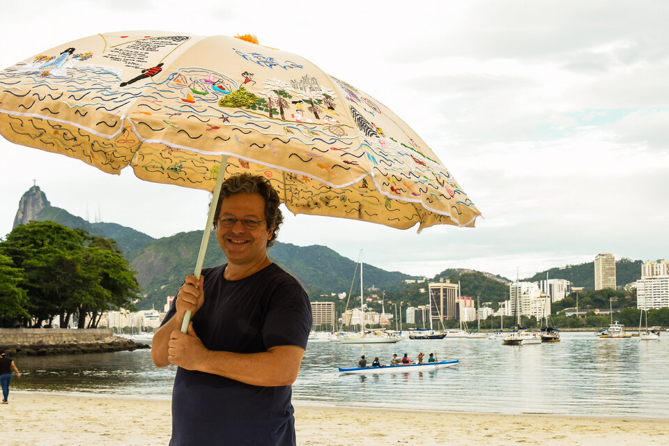 Renato Imbroisi, con una de las sombrillas, en Río de Janeiro.