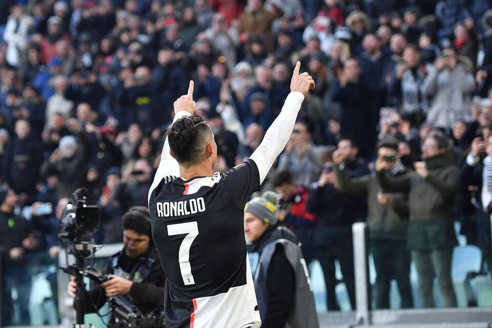 Cristiano Ronaldo festeja su triplete para la Juventus, que batió a Cagliari. (Fuente: EFE)