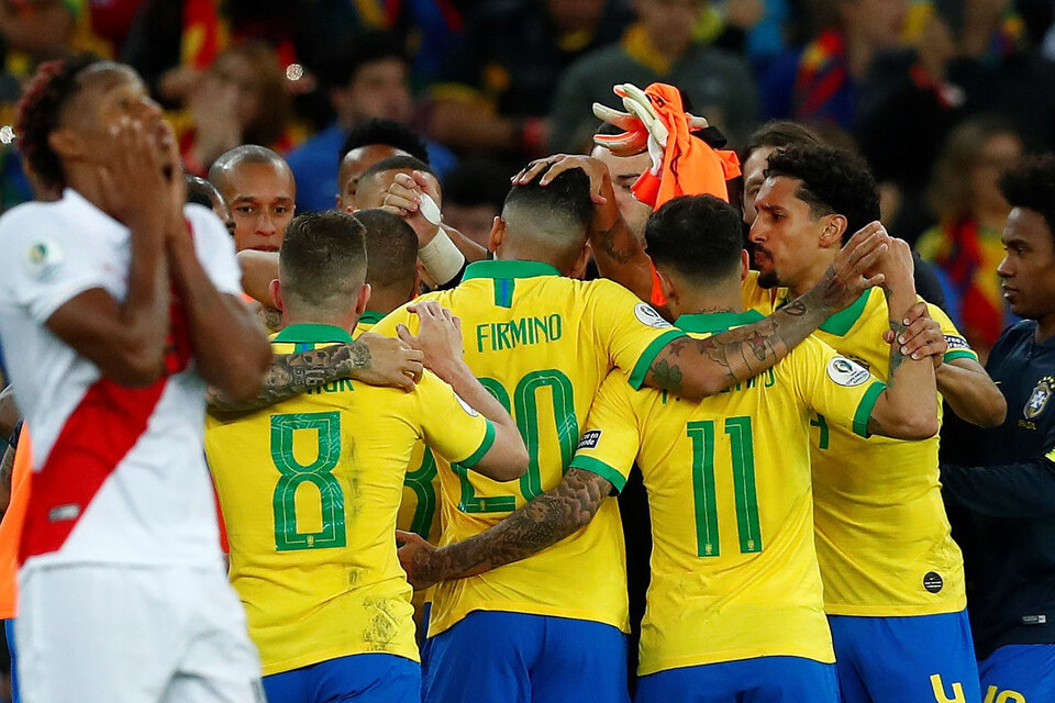 La alegría de los jugadores brasileños. La decepción del futbolista peruano. El equipo de Tite se impuso con claridad a pesar del VAR polémico. (Fuente: EFE)