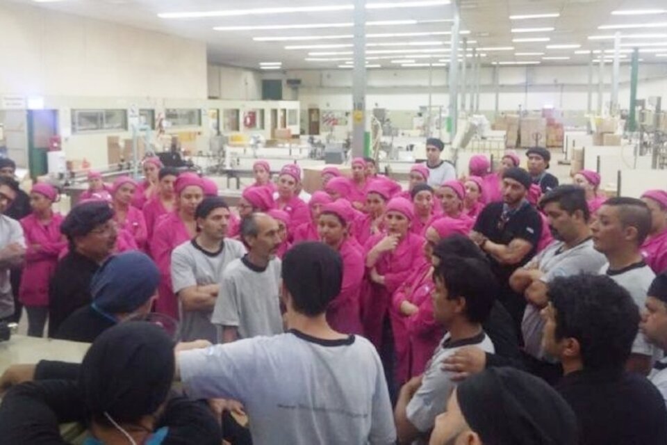 Despedidos de Tsu cosméticos acampan frente a la fábrica en San Martín