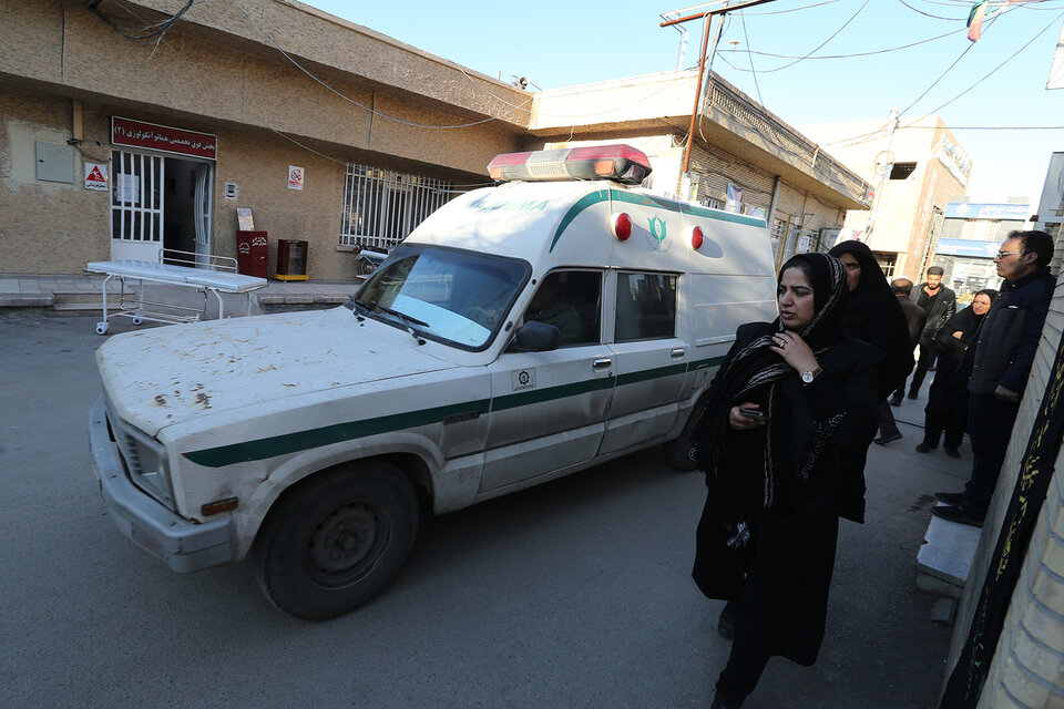 Familiares de víctimas llegan al hospital de Kerman tras la estampida en el funeral de Soleimani. (Fuente: AFP)