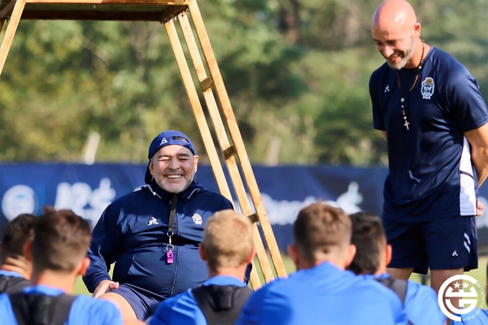 Maradona junto a los jugadores. (Fuente: Prensa Gimnasia)