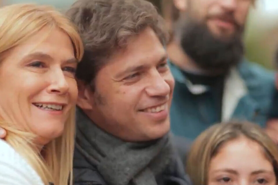 Axel Kicillof junto a Verónica Magario, su compañera de fórmula, en una de las tantas imágenes de su primer spot de campaña.