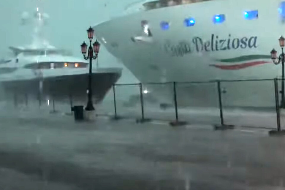 El crucero Costa Deliziosa en el momento en que estuvo a punto de chocar al yate en el puerto de Venecia. (Fuente: AFP)