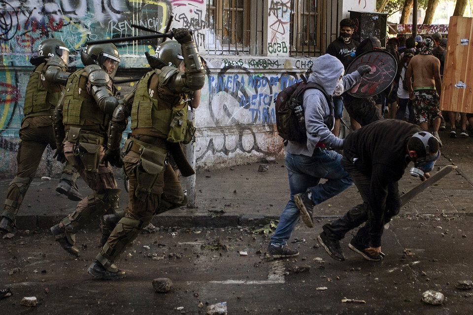 La explosión popular en Chile originó una violenta represión y una apertura posible. (Fuente: AFP)