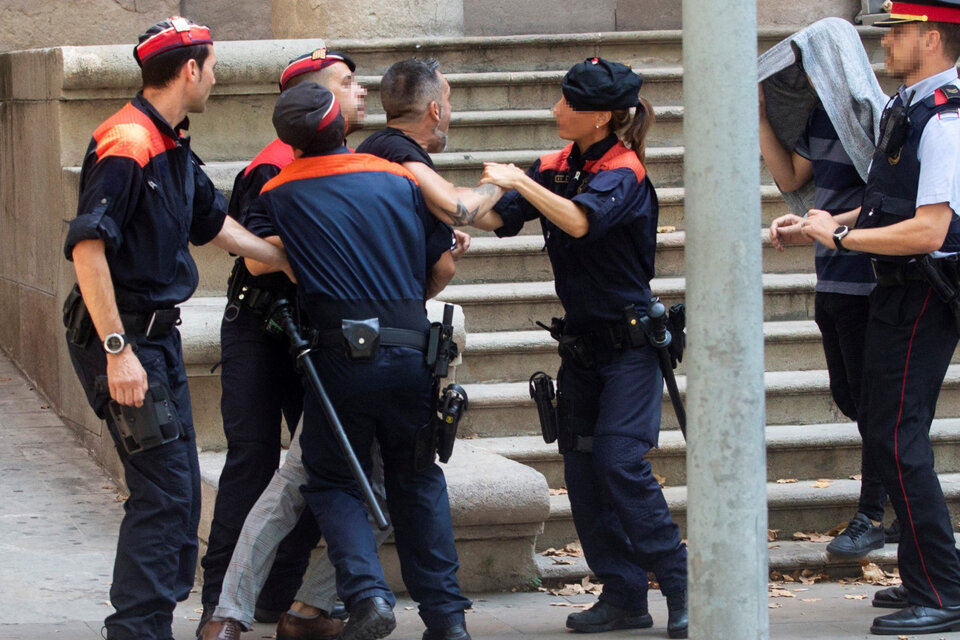 El tío de la joven intentó agredir a uno de los acusados a la entrada del tribunal, en Barcelona. (Fuente: EFE)