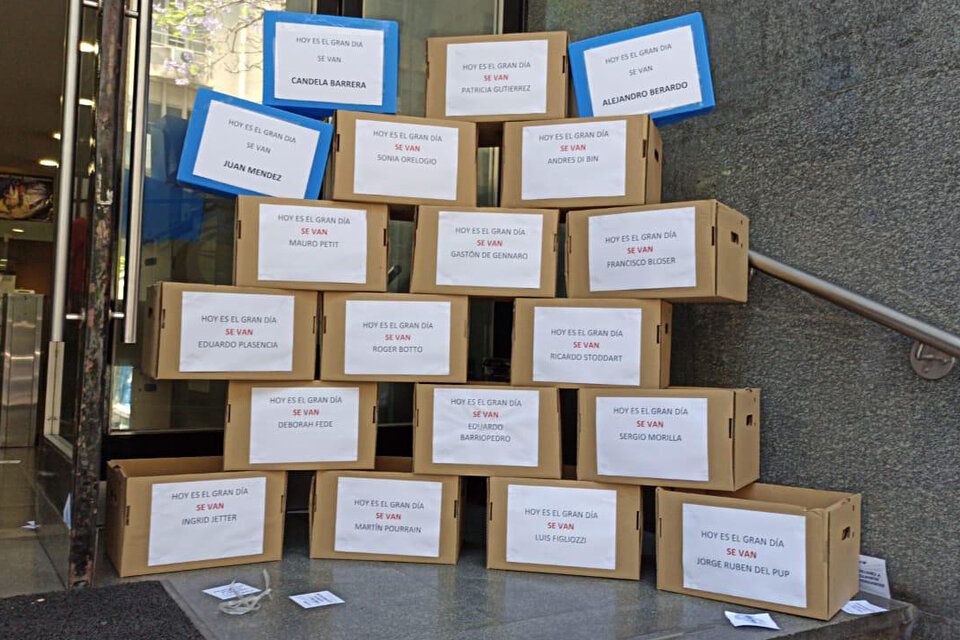 Los trabajadores de Vialidad pusieron cajas en la puerta para invitar a los gerentes a depositar sus cosas e irse.