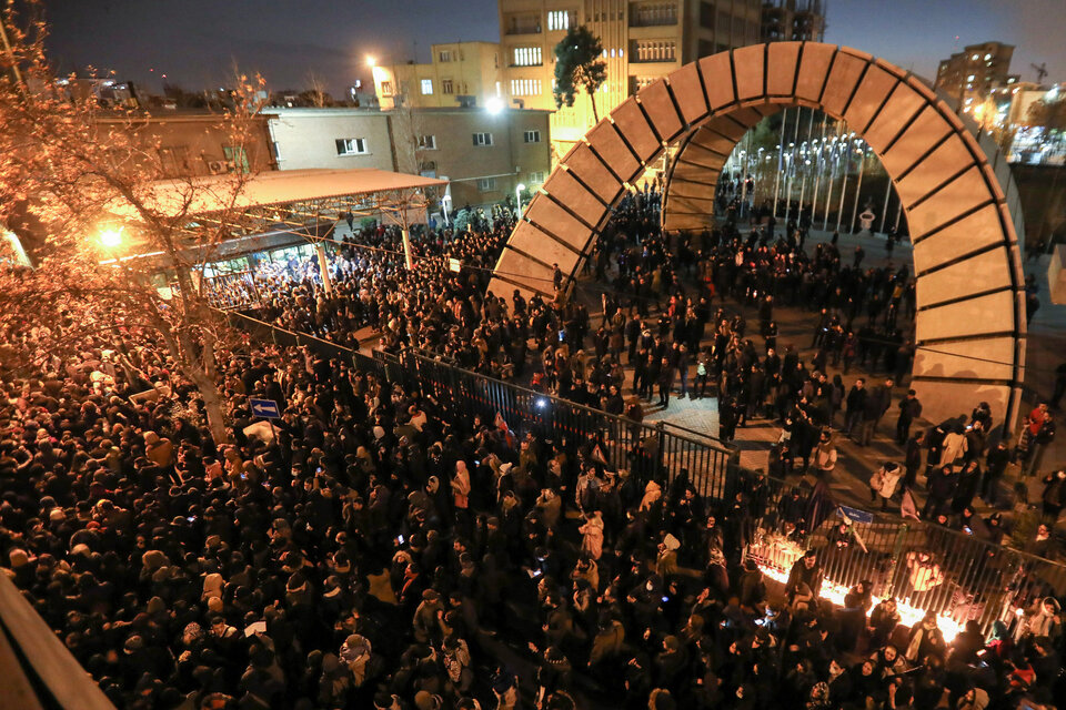 Hubo un sábado de masivas protestas contra el gobierno en Teherán. (Fuente: AFP)