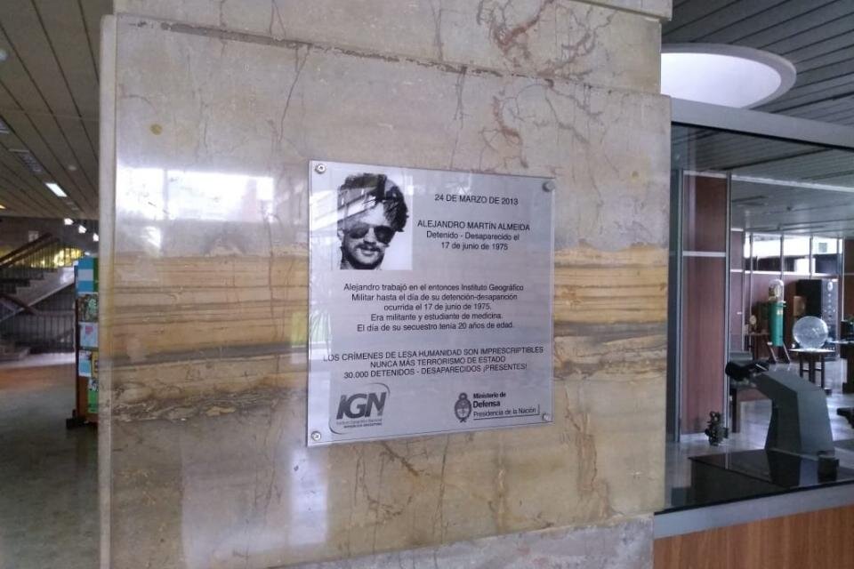 La placa en homenaje al hijo de Taty Almeida estaba colocada en el hall central del Instituto Geográfico Militar.