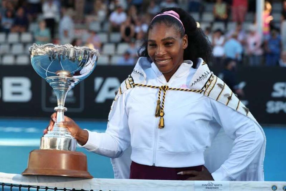 Serena Williams levanta el trofeo 23 de su carrera como profesional. (Fuente: AFP)