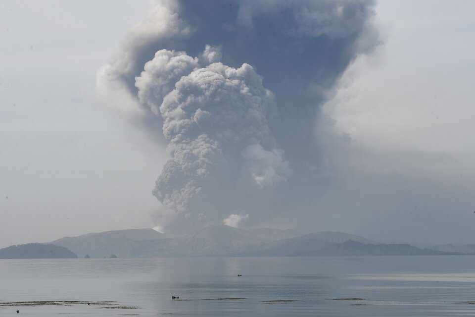 El volcán Taal está situado en una isla cercana a Manila.