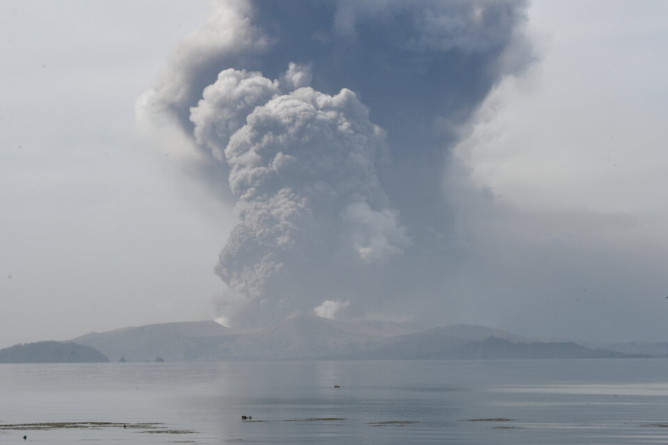 El volcán Taal está situado en una isla cercana a Manila.